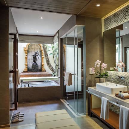 Combined shower/tub, deep soaking tub, free toiletries, hair dryer