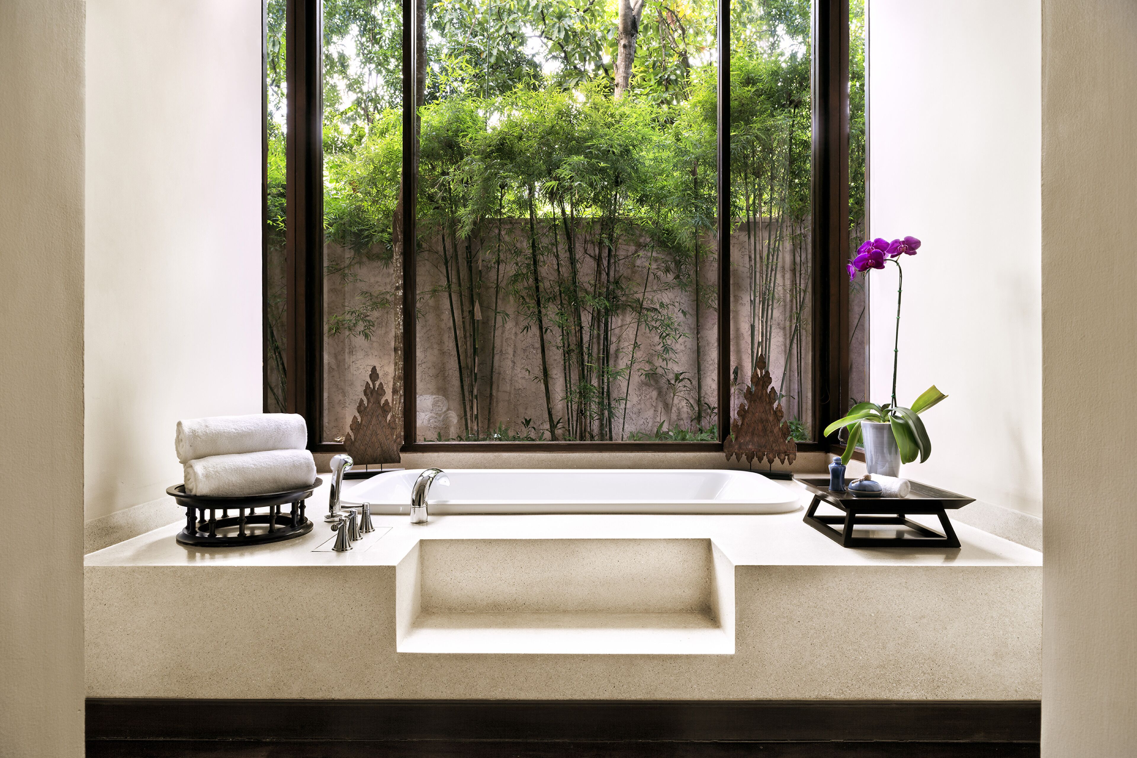 combined shower/bathtub, deep-soaking bathtub, free toiletries