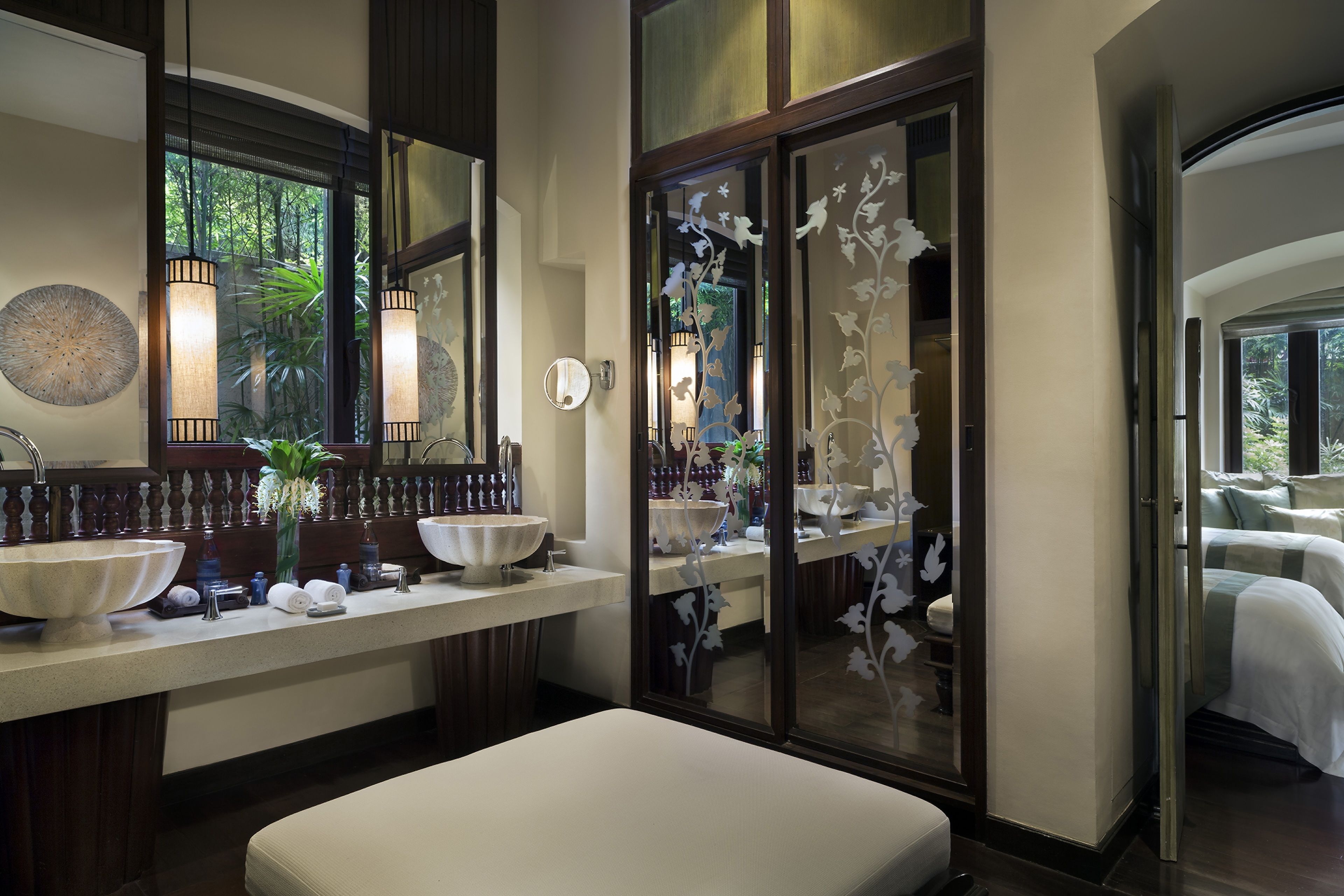 combined shower/bathtub, deep-soaking bathtub, free toiletries