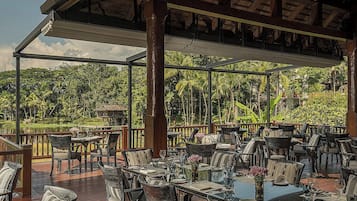 Petit déjeuner, déjeuner et dîner servis sur place, vue sur le jardin