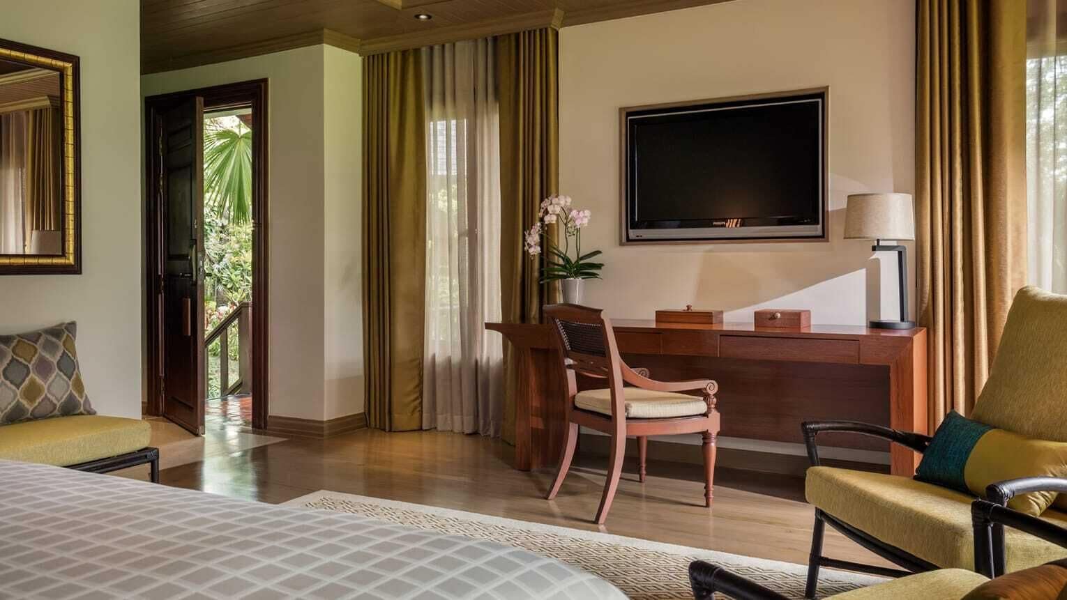 Premium bedding, down comforters, minibar, in-room safe