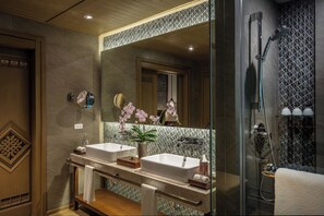 Combined shower/tub, deep soaking tub, free toiletries, hair dryer