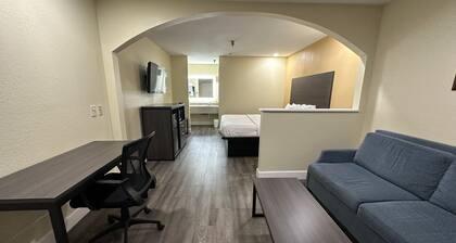 Rodeway Inn & Suites Highway 290 Northwest