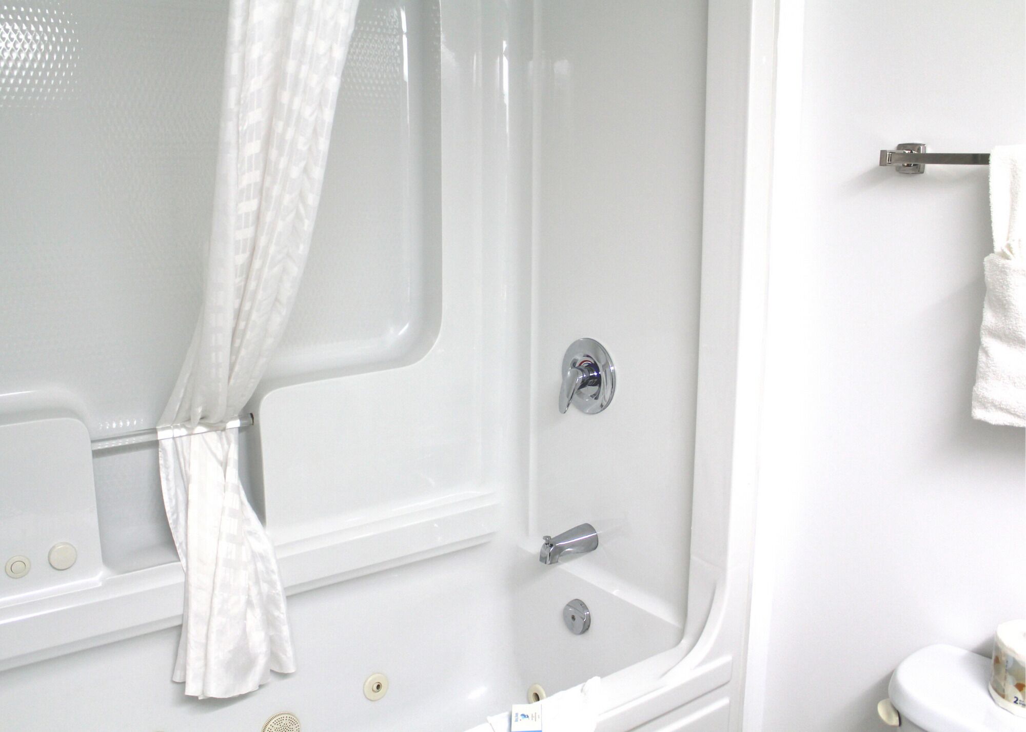 combined shower/bathtub, free toiletries, towels