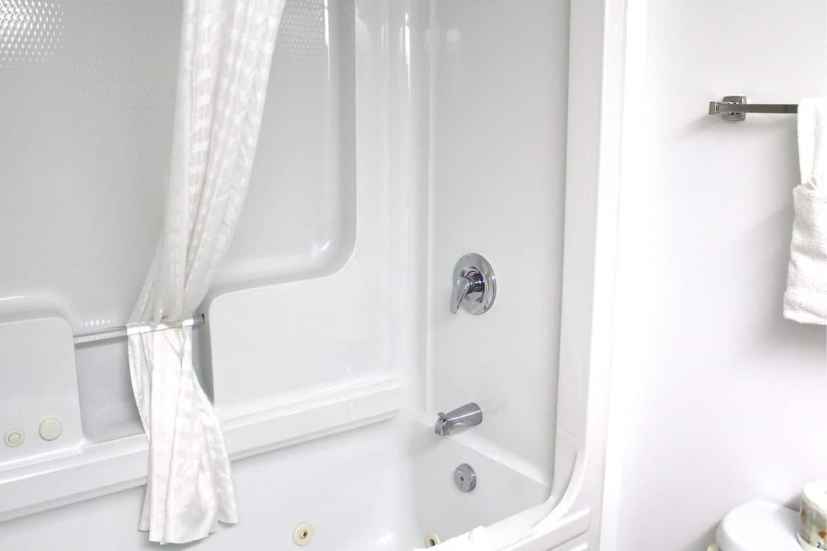 combined shower/bathtub, free toiletries, towels