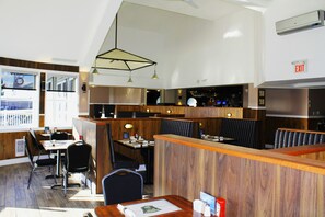 Cooked-to-order breakfast for a fee on weekends - Hotel North (North Sydney)