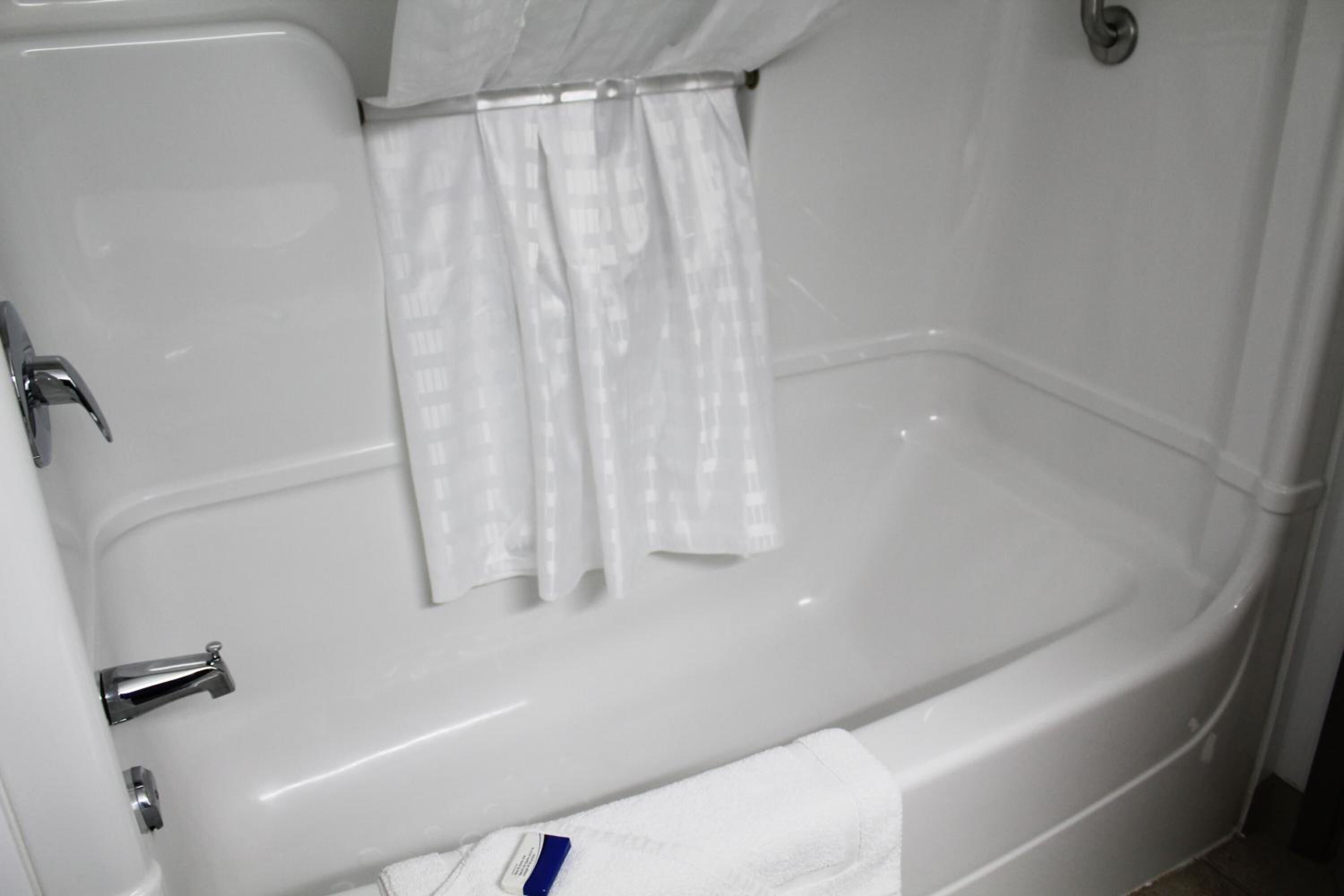 combined shower/bathtub, free toiletries, towels