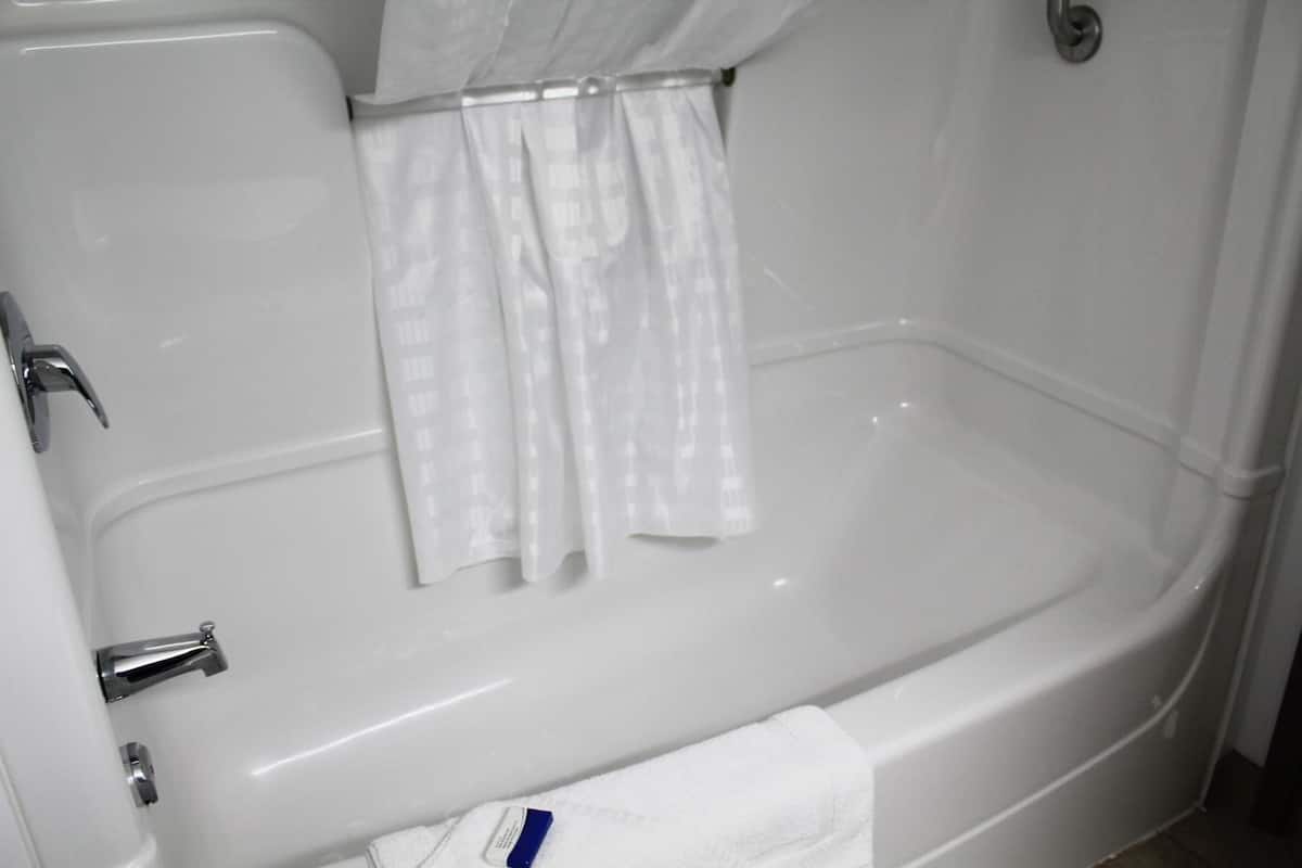 combined shower/bathtub, free toiletries, towels