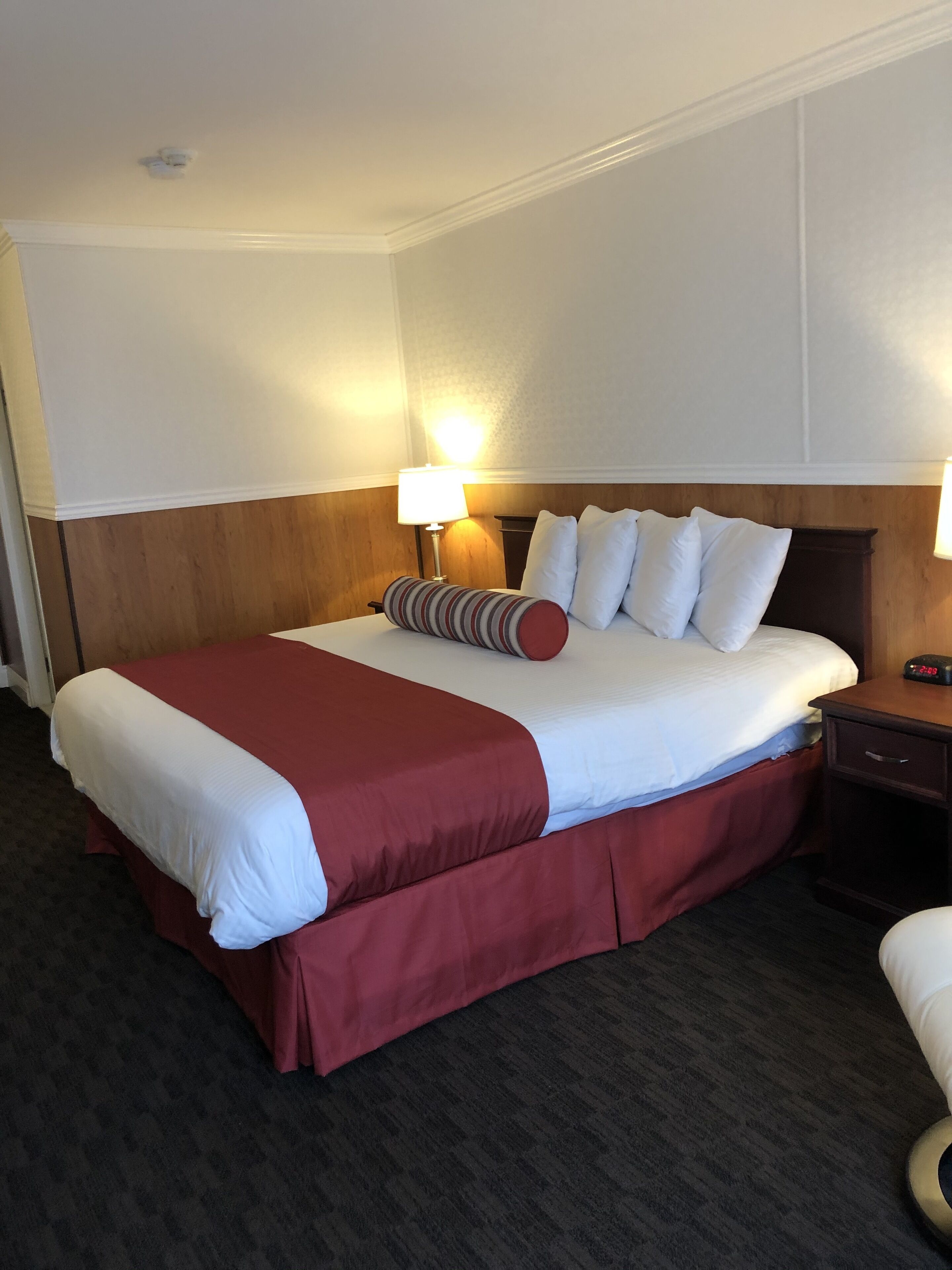 business room, 1 king bed | desk, soundproofing, free wifi, bed sheets