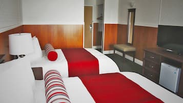 Habitación doble, 2 camas matrimoniales | Escritorio, insonorización, wifi gratis y ropa de cama