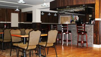 Bar (trong khuôn viên)
