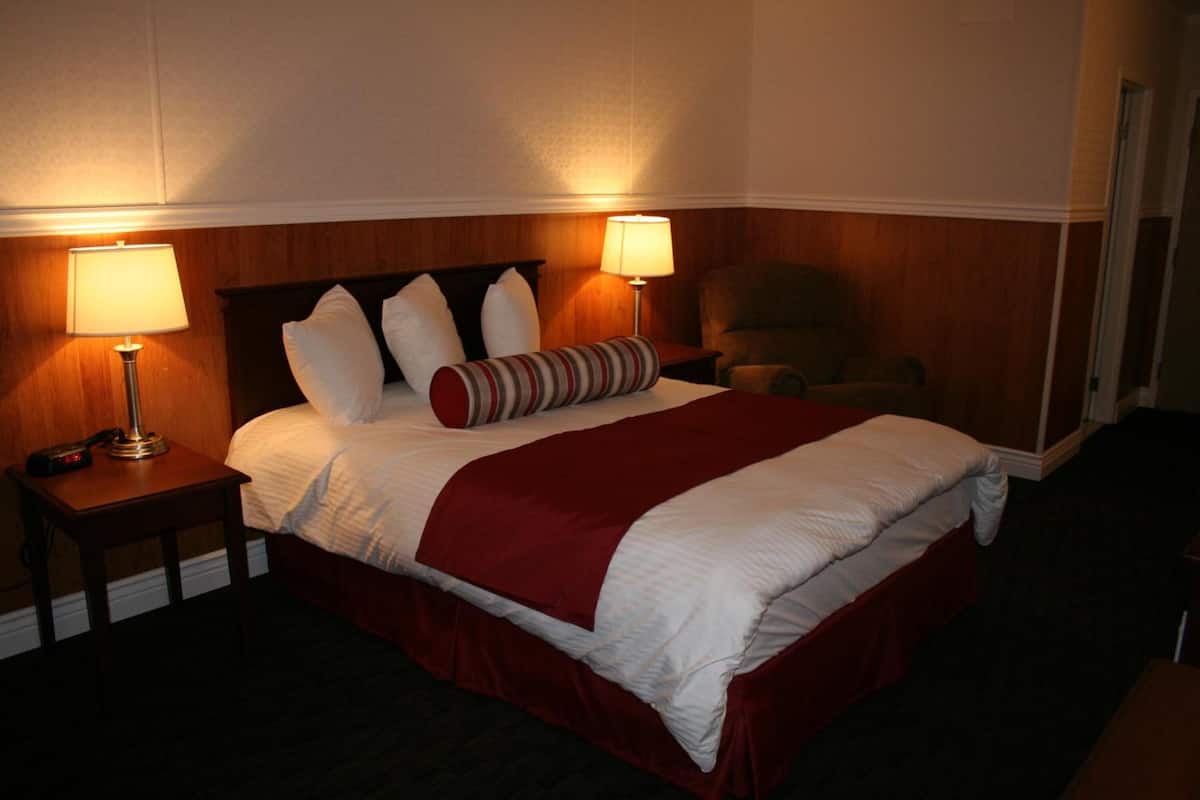 business room, 1 king bed | desk, soundproofing, free wifi, bed sheets