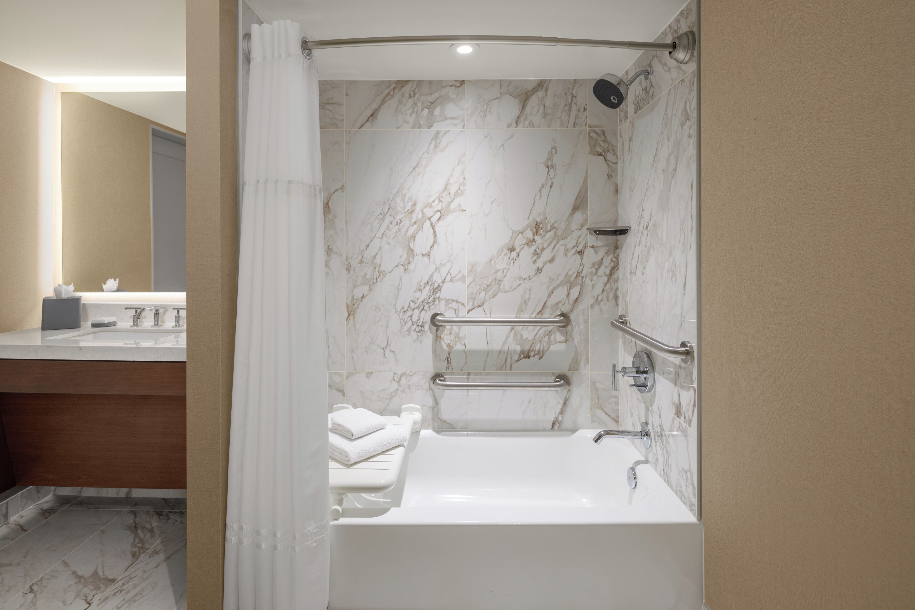 Combined shower/bathtub, free toiletries, hair dryer, towels