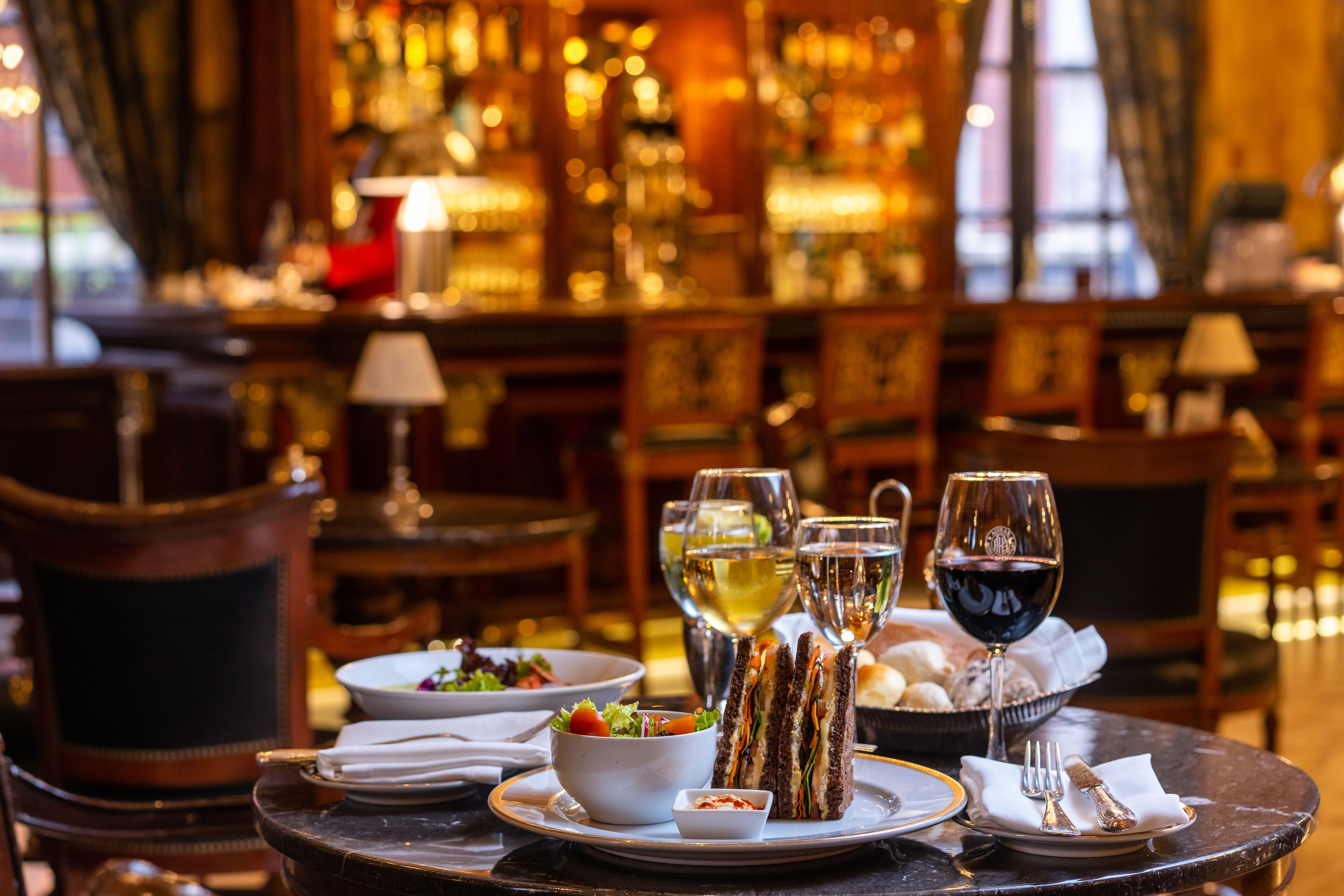 2 quầy bar/khu lounge, cocktail bar 