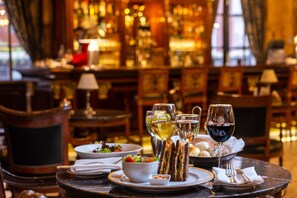 2 bares o lounges, bar de cocteles