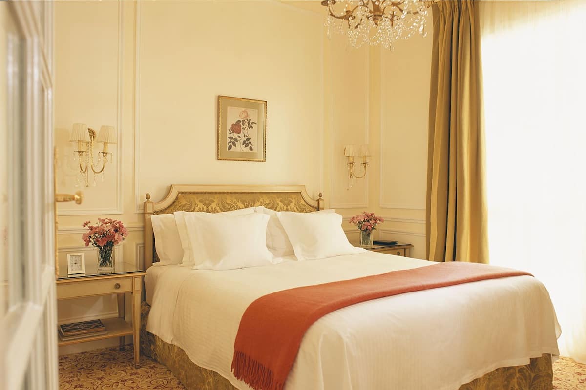 Egyptian cotton sheets, premium bedding, down duvets, pillow-top beds