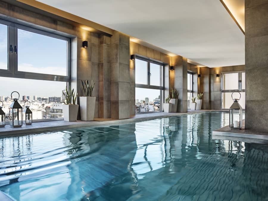 Hồ bơi trong nhà, hồ bơi ngoài trời phục vụ theo mùa