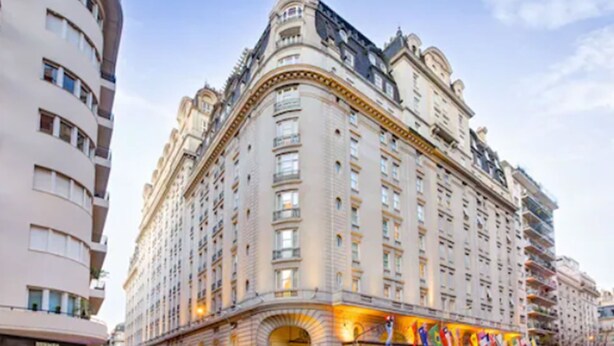 Un hotel grande e histórico con varios pisos y un estilo arquitectónico clásico.