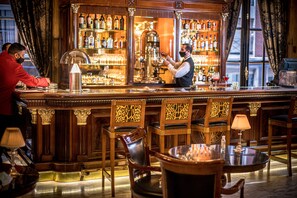 2 bars/lounges, cocktail bar