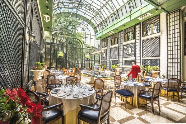 2 restaurants, breakfast, lunch, dinner served; Argentinean cuisine  - Alvear Palace Hotel (Buenos Aires)
