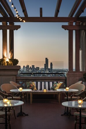 2 bars/lounges, cocktail bar