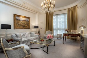 Suite (Alvear) | Área de sala de estar | Televisión LCD de 42 pulgadas con canales por cable y televisión