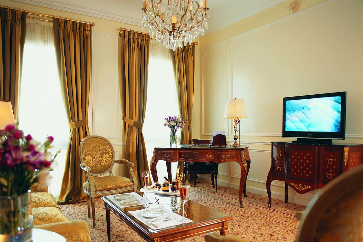 ห้องสวีท (Diplomatic) | บริเวณนั่งเล่น | ทีวีจอแอลซีดี 42 นิ้ว พร้อมช่องเคเบิล, ทีวี, เครื่องเล่นดีวีดี