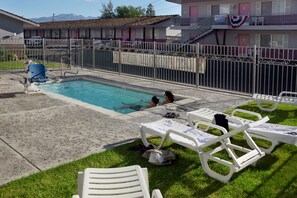 Piscine extérieure en saison