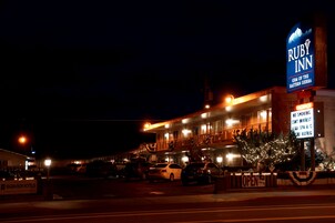 住宿正面 - 傍晚/夜晚