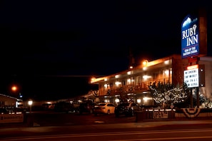 Fachada de la propiedad por la tarde o noche