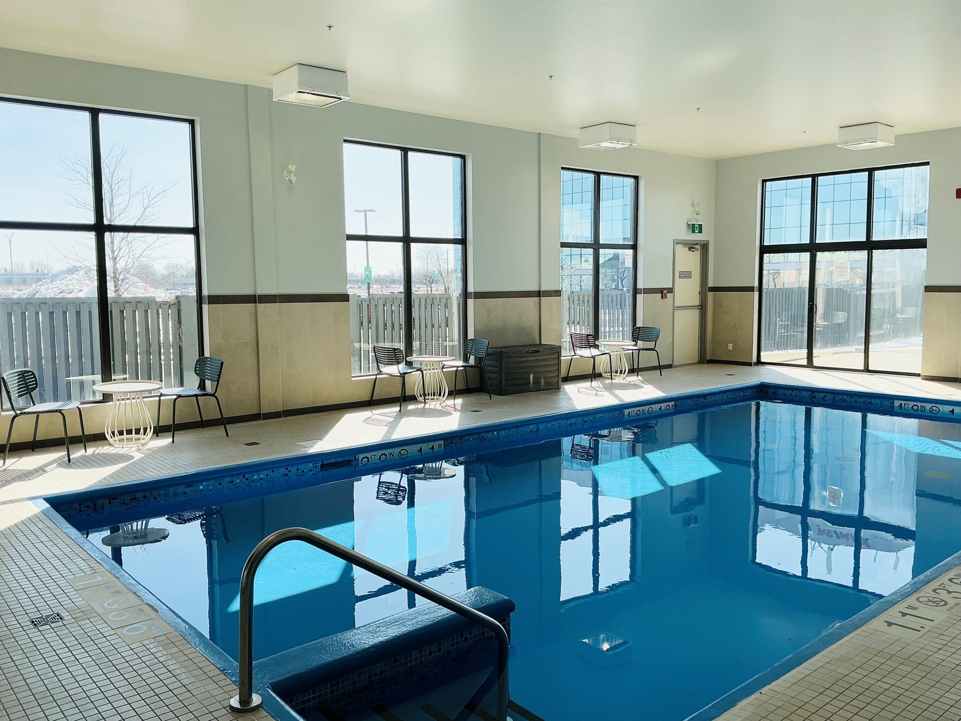 Innenpool, Außenpool, Liegestühle