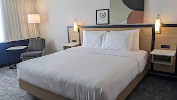 Kamer, 1 kingsize bed | Een bureau, een laptopwerkplek, verduisterende gordijnen