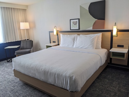 Spark by Hilton Montreal Brossard