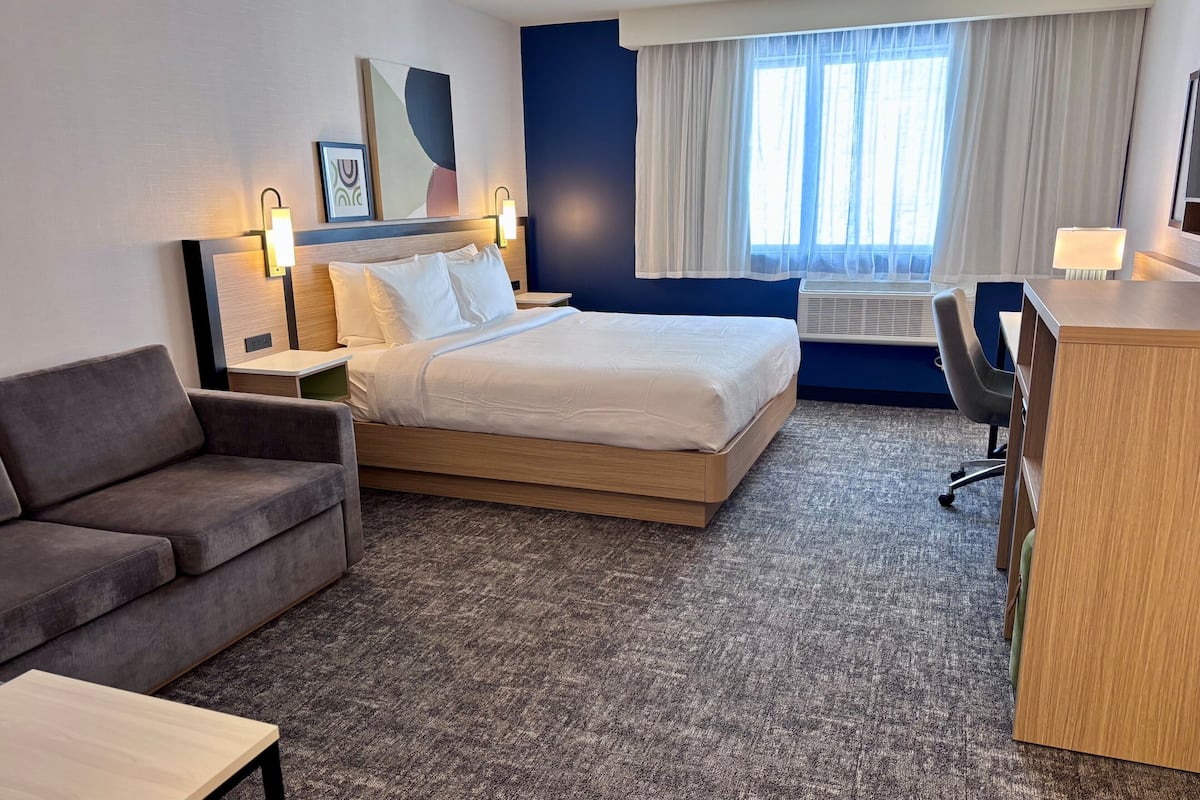 Estudio, 1 cama King size y sofá cama | Escritorio, espacio para trabajar con laptop y cortinas blackout