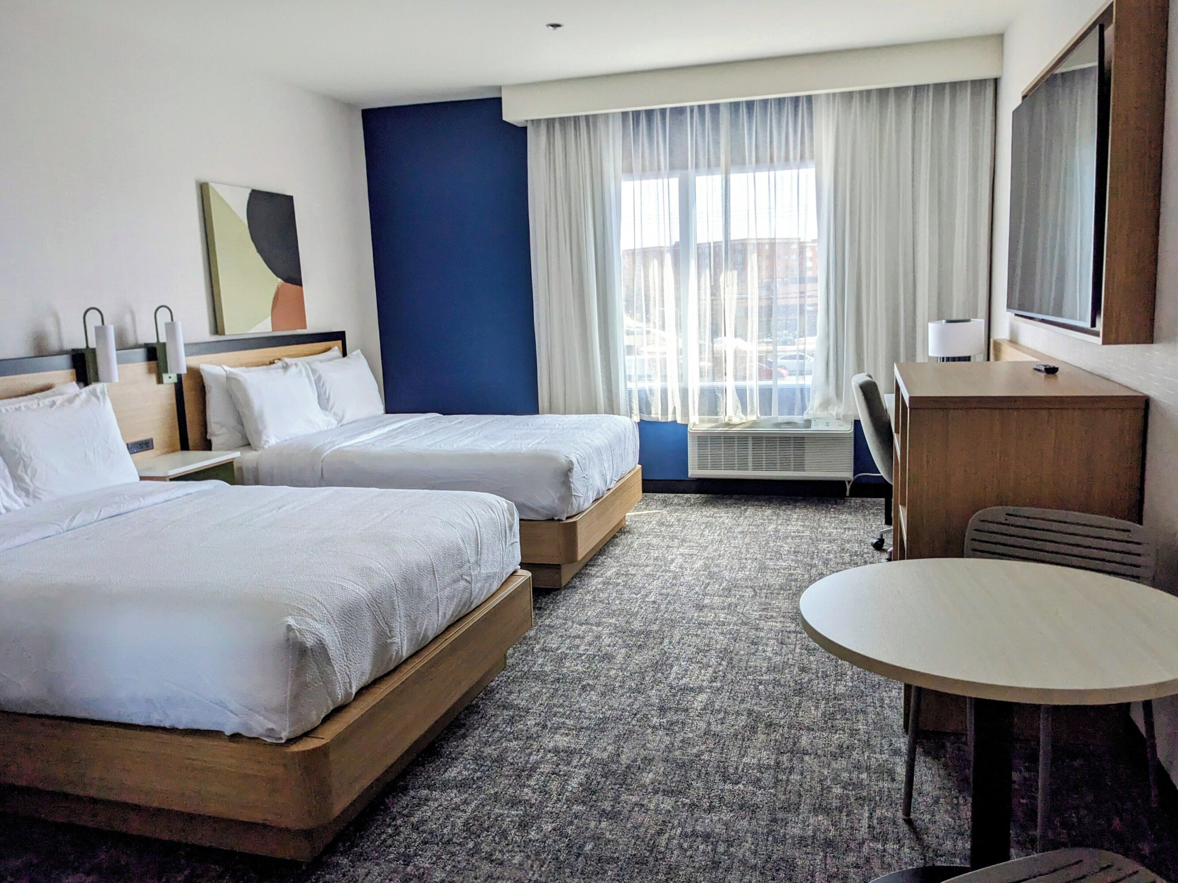 Studio, 2 queensize bedden | Een bureau, een laptopwerkplek, verduisterende gordijnen