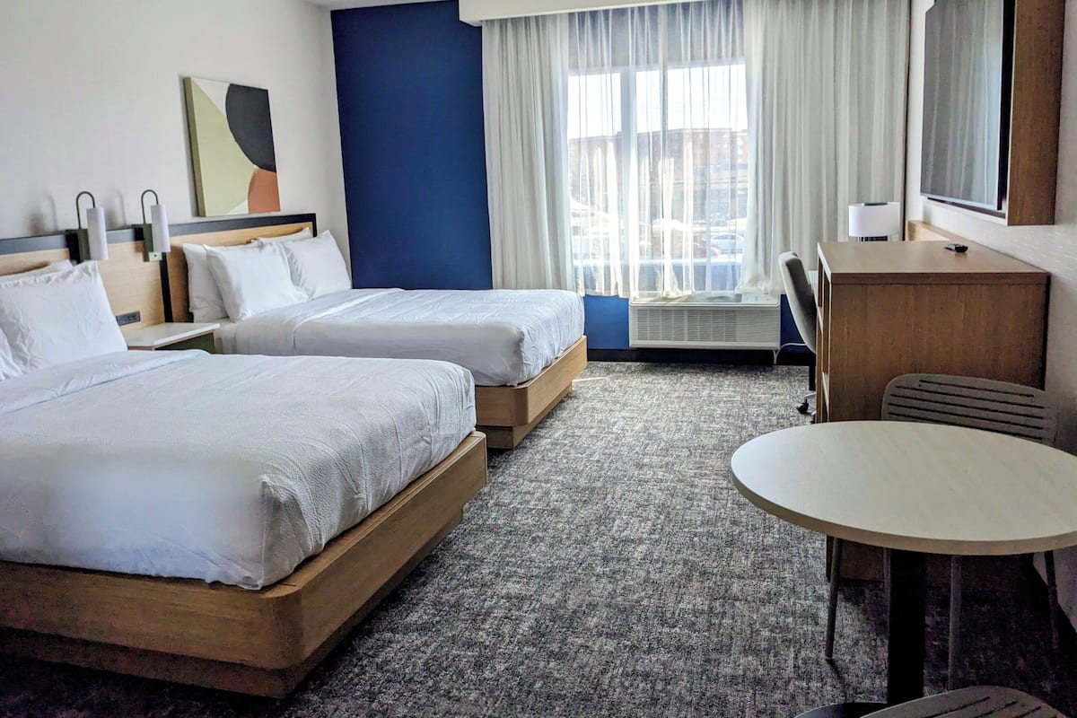 Estudio, 2 camas Queen size | Escritorio, espacio para trabajar con laptop y cortinas blackout