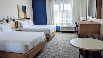 Studio, 2 queensize bedden | Een bureau, een laptopwerkplek, verduisterende gordijnen