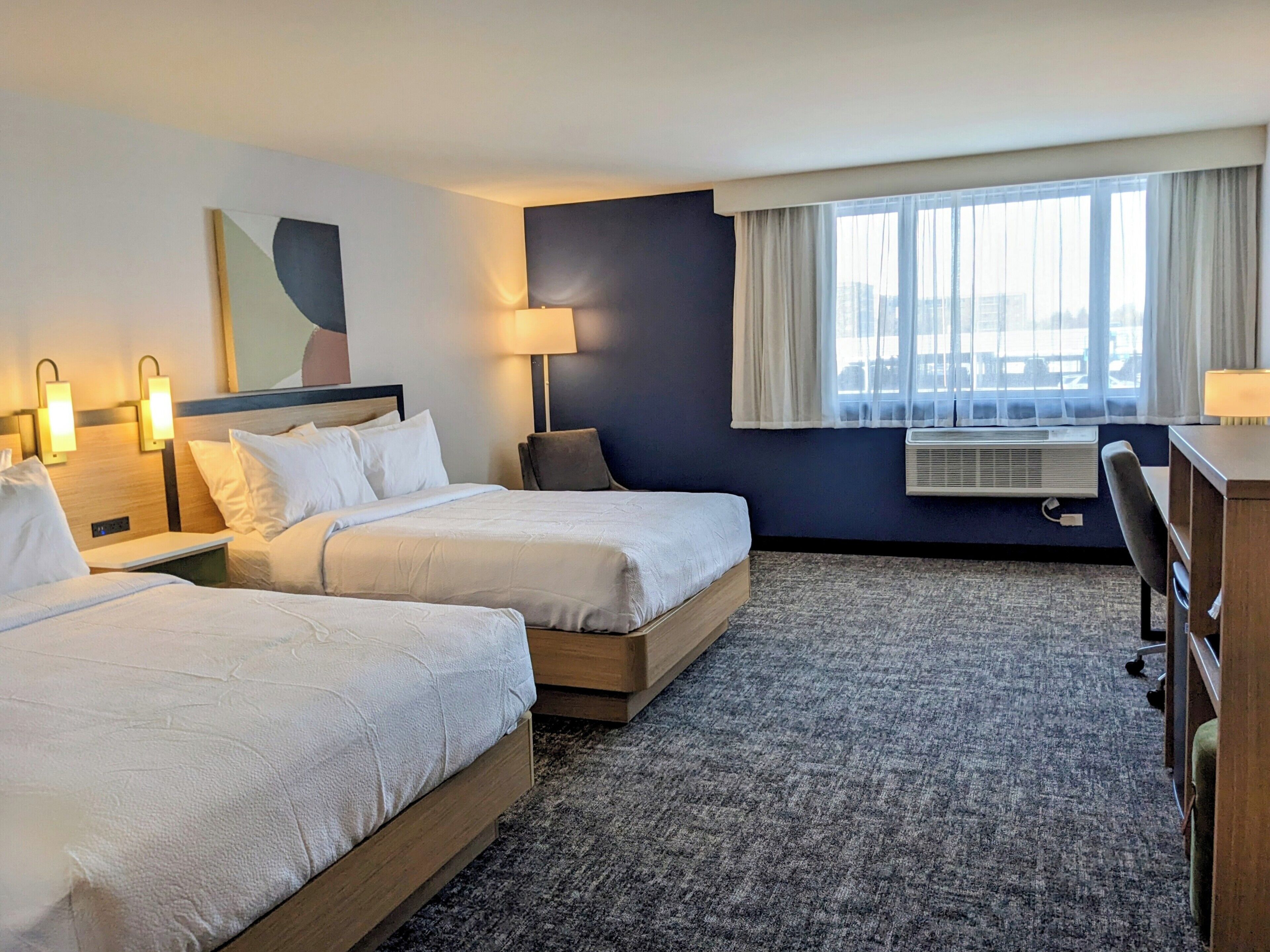 Kamer, 2 queensize bedden | Een bureau, een laptopwerkplek, verduisterende gordijnen