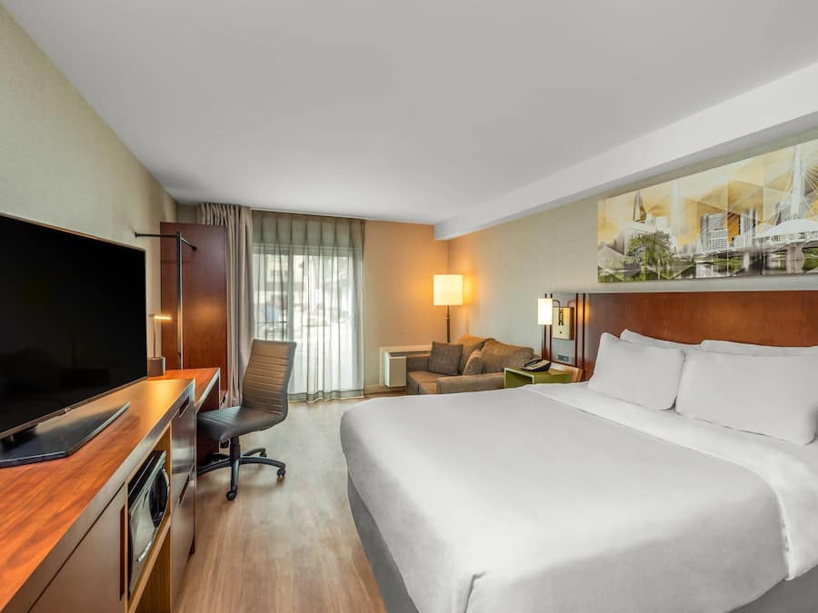 Ropa de cama de alta calidad, colchones con pillow-top y escritorio