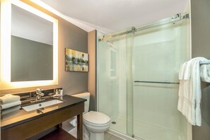 Suite, 1 King Bed, Non Smoking | Premium bedding, pillowtop beds, desk, laptop workspace - Comfort Inn Winnipeg Airport (Winnipeg)