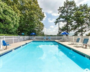 Outdoor pool - Econo Lodge (Cleveland)
