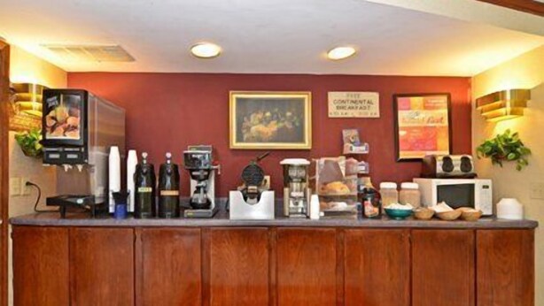 Breakfast area - Econo Lodge (Cleveland)