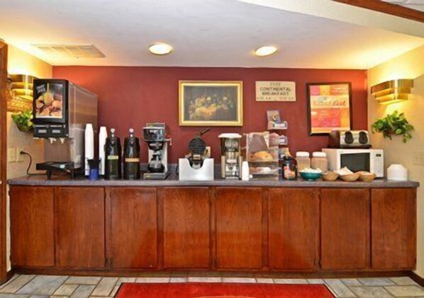 Breakfast area - Econo Lodge (Cleveland)