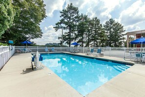 Outdoor pool - Econo Lodge (Cleveland)