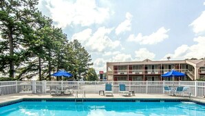 Outdoor pool - Econo Lodge (Cleveland)