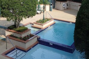 حمّام سباحة خارجي