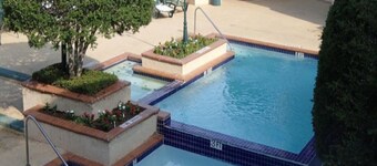 Econo Lodge Inn & Suites Six Flags
