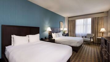 Ropa de cama de alta calidad y caja de seguridad en la habitación