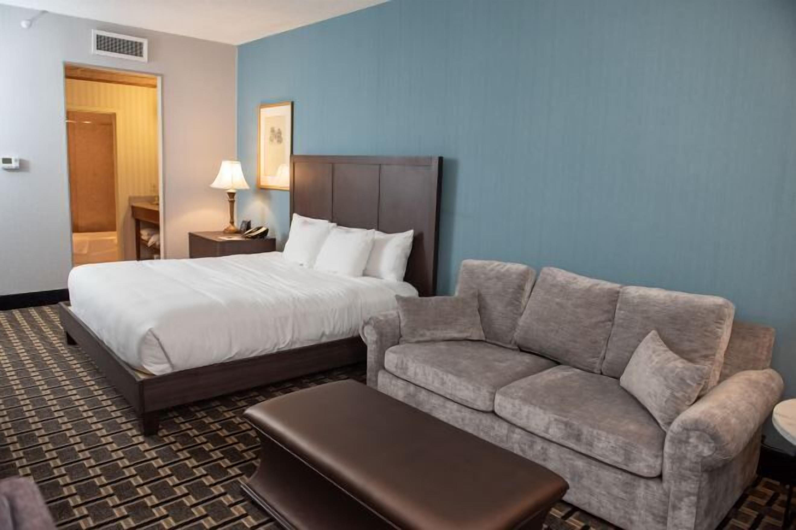 เครื่องนอนระดับพรีเมียม, ตู้นิรภัยในห้องพัก, โต๊ะทำงาน, ผ้าม่านกันแสง