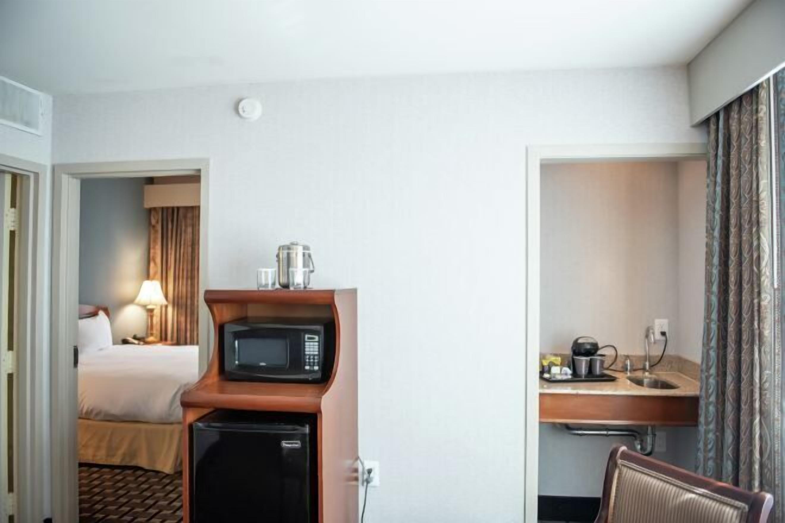 เครื่ องนอนระดับพรีเมียม, ตู้นิรภัยในห้องพัก, โต๊ะทำงาน, ผ้าม่านกันแสง